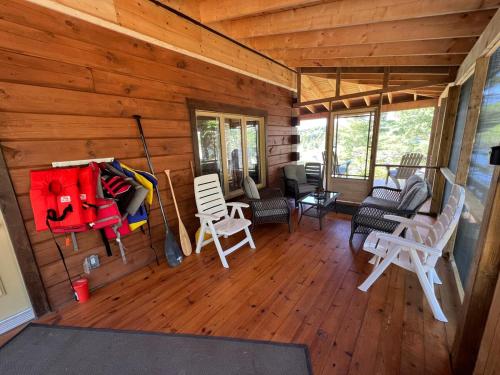 Waterfront Lodge - Firepit, Bunkie, Watercrafts, BBQ in Mauntingruva (ON)