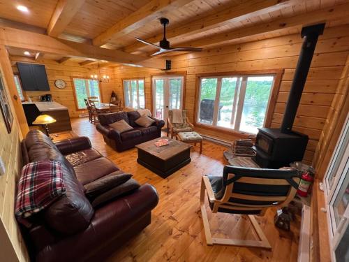 Waterfront Lodge - Firepit, Bunkie, Watercrafts, BBQ in Mauntingruva (ON)