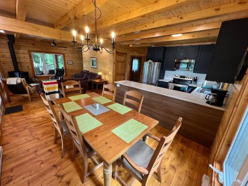 Waterfront Lodge - Firepit, Bunkie, Watercrafts, BBQ in Mauntingruva (ON)