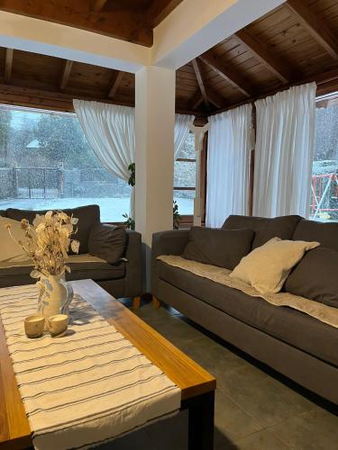 QUIME CHE. Casa con jardín, parrilla y cochera.