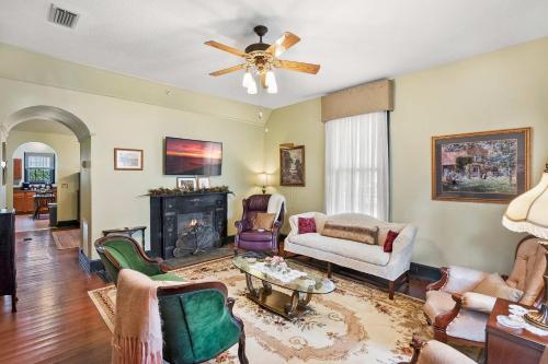 Downtown Historic Victorian Steps to Clay Theatre in Green Cove Springs (FL)