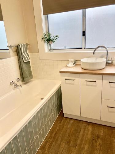 GREENVIEW, BFast,WiFi,Fetch, Walk2Pizza,Liquor in Észak-Geelong