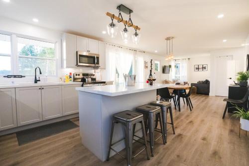 2 Cottages Side-by-Side - Waterfront -Hot Tub-Pets in Gilmour (ON)