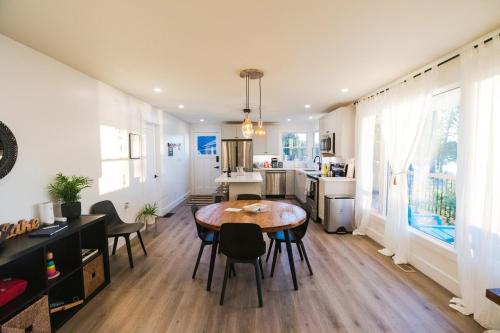 2 Cottages Side-by-Side - Waterfront -Hot Tub-Pets in Gilmour (ON)