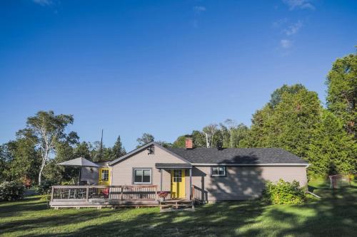 2 Cottages Side-by-Side - Waterfront -Hot Tub-Pets in Gilmour (ON)