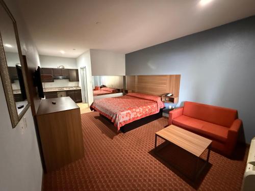 Kitchen, Budget Host Inn Stafford - Houston in Missouri City