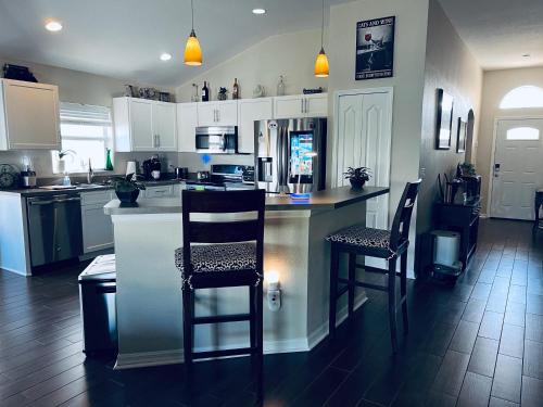 keuken, Ruskin FL 2 bdrm 1 bath suite Host & Cat share common areas in Ruskin