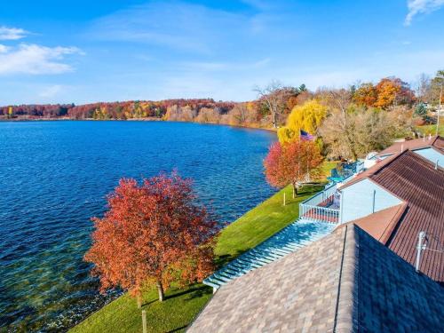 Lakeside Getaway - 4 Private Lodges Combined - image 14