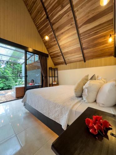 River Paradise Cabin with Private Jacuzzi, Fortuna (photo 7)