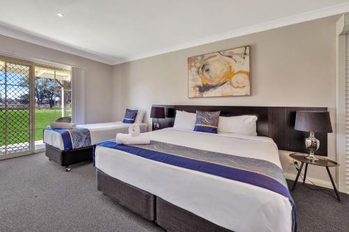 1 king bed, 2 twin beds