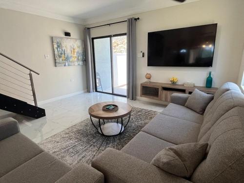 Drift & Discovery New Modern Stay, Mins to Beach! in Claremont