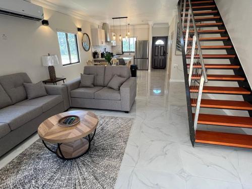 Drift & Discovery New Modern Stay, Mins to Beach! in Claremont