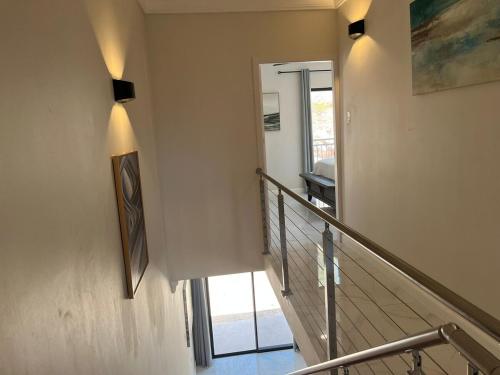 Drift & Discovery New Modern Stay, Mins to Beach! in Claremont