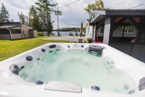 Waterfront-Pet Friendly-HotTub-Firepit-BBQ