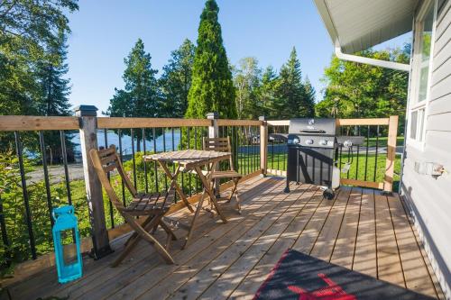 Waterfront-Pet Friendly-HotTub-Firepit-BBQ in Gilmour (ON)