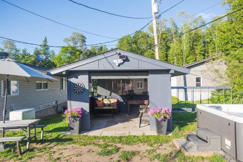 Waterfront-Pet Friendly-HotTub-Firepit-BBQ in Gilmour (ON)