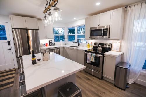 Waterfront-Pet Friendly-HotTub-Firepit-BBQ in Gilmour (ON)