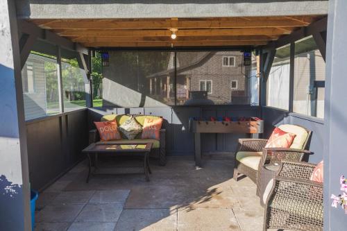 Waterfront-Pet Friendly-HotTub-Firepit-BBQ in Gilmour (ON)