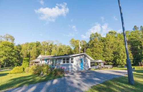 Waterfront-Pet Friendly-HotTub-Firepit-BBQ in Gilmour (ON)