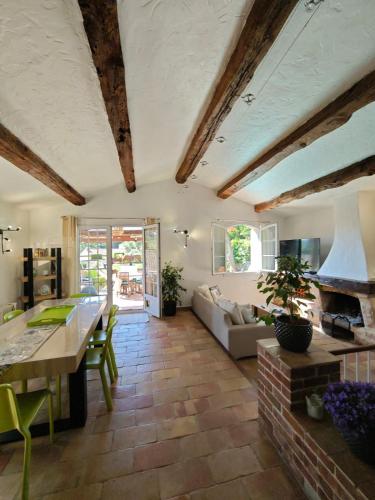 Provencal detached house and private pool in Trois Moulins