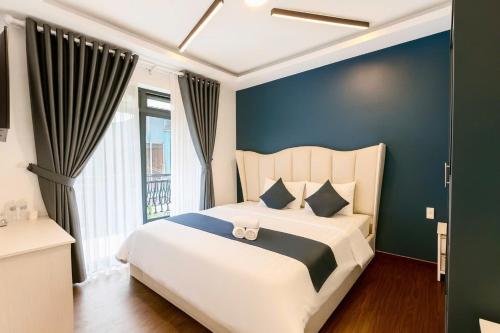 King Room with Balcony