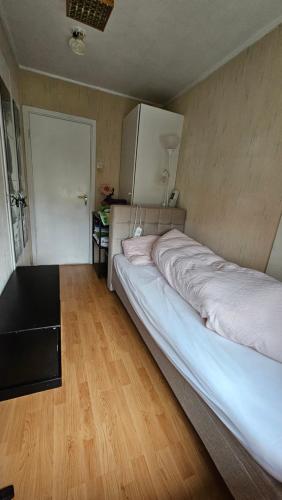 Room B - Single bedroom - B&B - shared with others - not private - hostel, Harstad (fotografie 6)