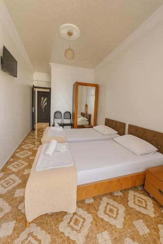 2 twin beds