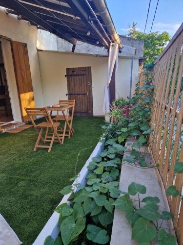 Romantique pour 2 avec lit baldaquin et table de massage in Gignac