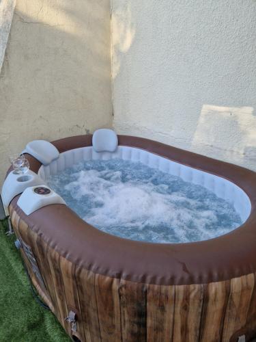 Spa et lit baldaquin in ฌีญัค