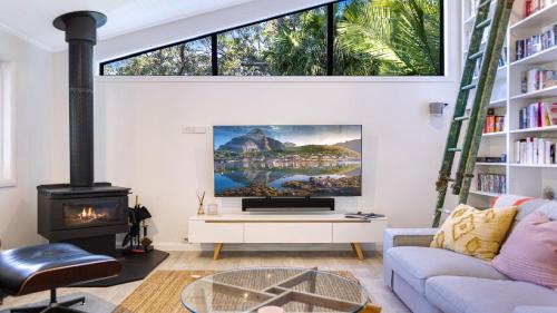 Instalaciones, 'Bouddi Bush and Bay Retreat' by HolidayCo in Killcare