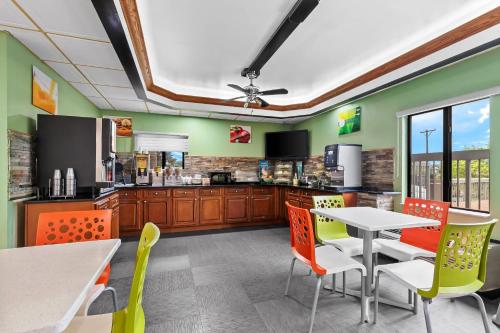 อาหารและเครื่องดื่ม, ควอลิตี อินน์ ฮิกซ์สัน-ชัตทานูกา (Quality Inn Hixson-Chattanooga) in ฮิกซ์สัน (TN)