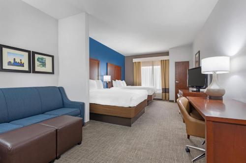 Queen Suite with Two Queen Beds and Sofa Bed - Non-Smoking
