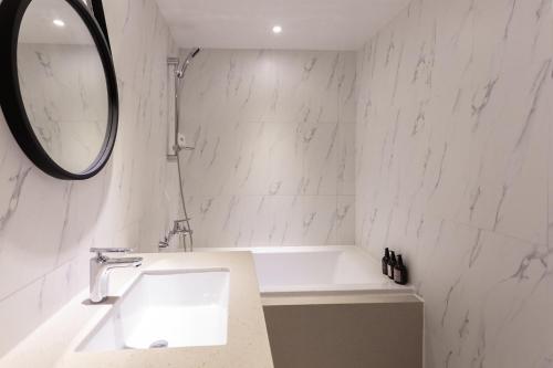 Brown Dot Hotel Centum Room Type - Deluxe Double Room