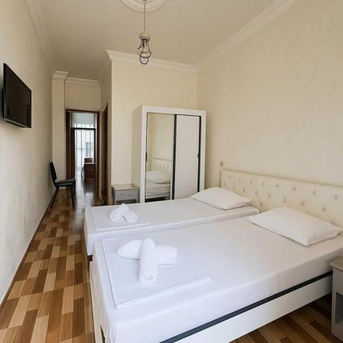 2 twin beds