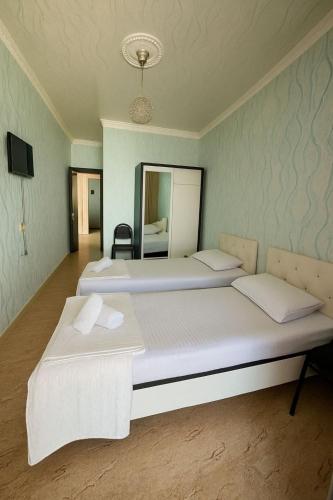 2 twin beds