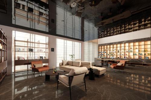 Atour Hotel Jing'an Xizang North Road Metro Station