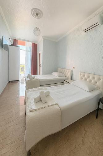 3 twin beds