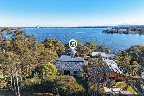 Modern 4BR Mirraboo Home with Panoramic Lake Views