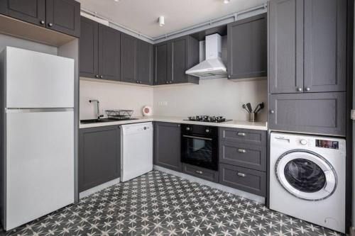 Amazing Luxury Duplex High Ceiling Patio! #403 - main image