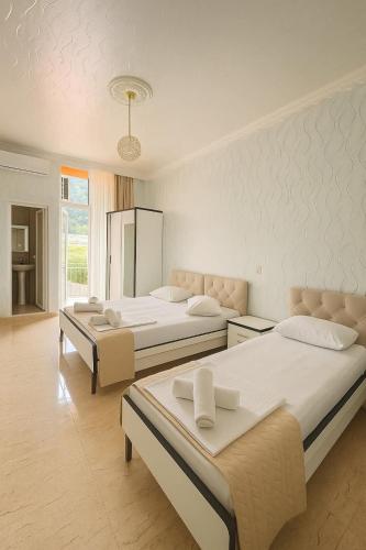 3 twin beds