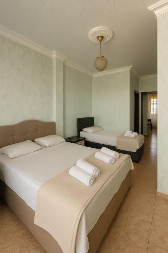3 twin beds