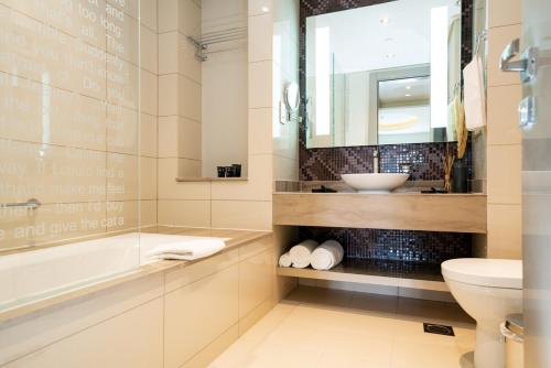High Floor Burj Khalifa View Luxurious 1BR, Dubaï (photo 4)