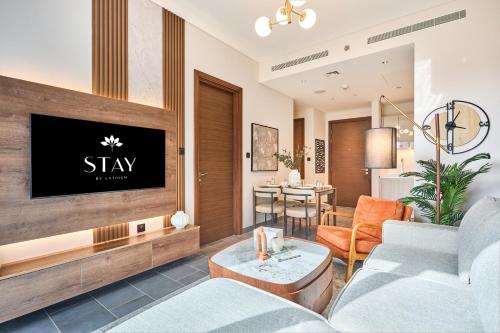 STAY BY LATINEM Luxury 1BR Holiday Home CC 0813 Near Downtown, Dubái