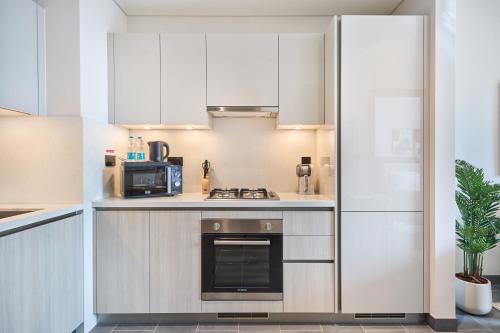 STAY BY LATINEM Luxury 1BR Holiday Home CC 0813 Near Downtown, Дубай (фото 7)