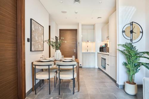STAY BY LATINEM Luxury 1BR Holiday Home CC 0813 Near Downtown, Дубай (фото 3)