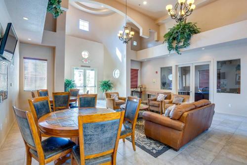 Sunny Mesa Condo with Pool, Patio & Grill in Apache Junction