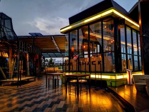 Pub/Lounge, MaxOneHotel Tidar Surabaya near Museum 10 November