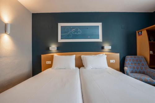 2 twin beds