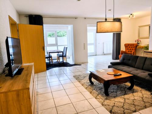 صالة مشتركة/ منطقة التلفزيون, Helle und geräumige Ferien- und Monteurwohnung nur für Sie allein AUjvari Vermietungen (Helle und geraumige Ferien- und Monteurwohnung nur fur Sie allein AUjvari Vermietungen) in Spiegelberg