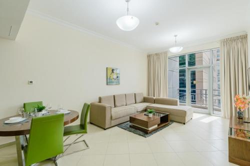 RH- Convenient 1BR, Central, Walk to Mall of Emirates, Al Barsha1, Dubai (photo 3)
